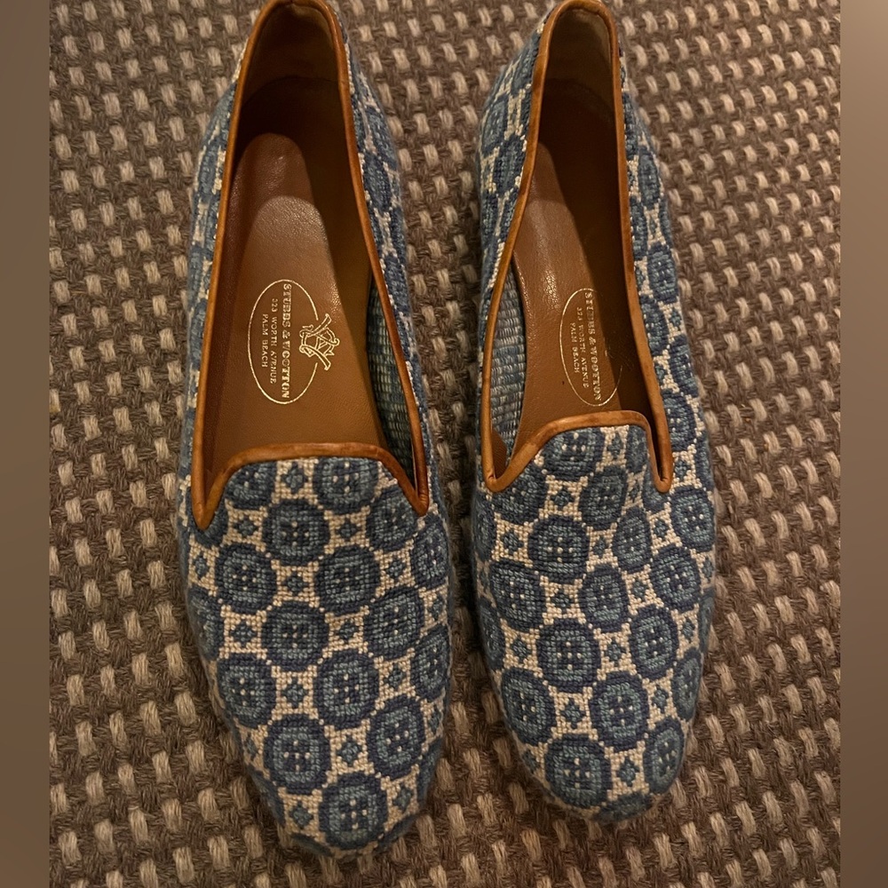 Stubbs & Wooton WOMEN 9 1/2 blue and white needlepoint upper